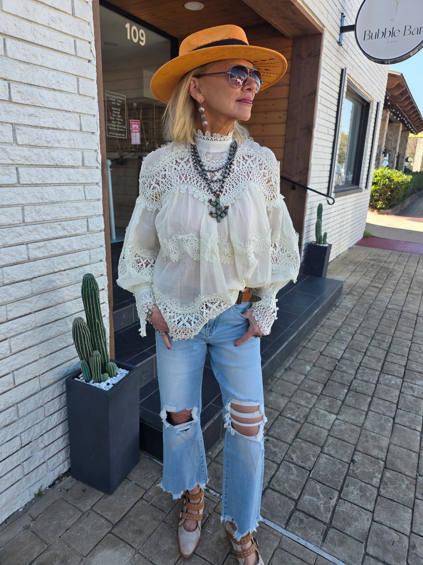 Crème lace blouse
